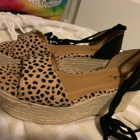 Platform sandals - Picture 2 of 2